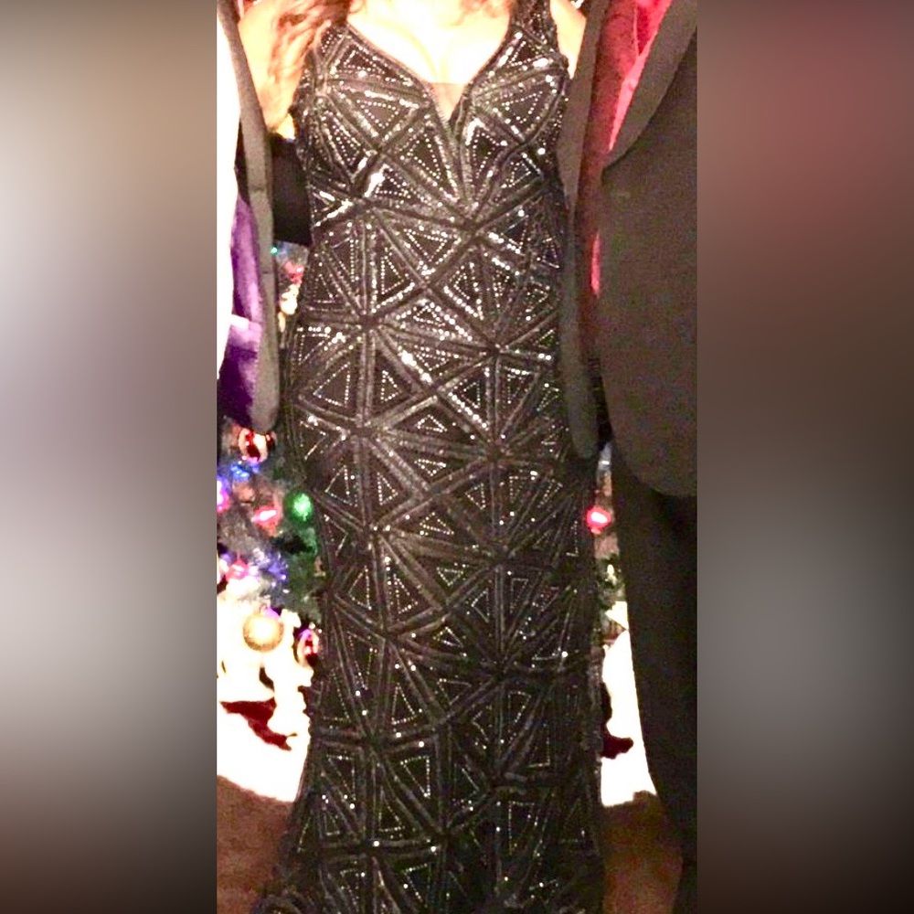 LARA Black Evening  gown  with Elegant Design - Picture 4 of 6
